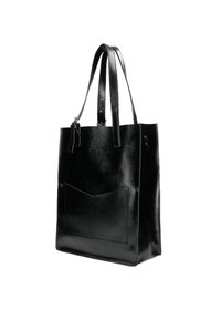 Borsa a tote in pelle nera con due manici lunghi, una tasca frontale e una superficie liscia e lucida. Design minimalista con linee pulite.