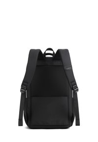 Sac à dos noir avec des sangles ergonomiques rembourrées et un dos en maille, présentant une texture lisse et une poche avant pour le rangement. Design simple et fonctionnel.