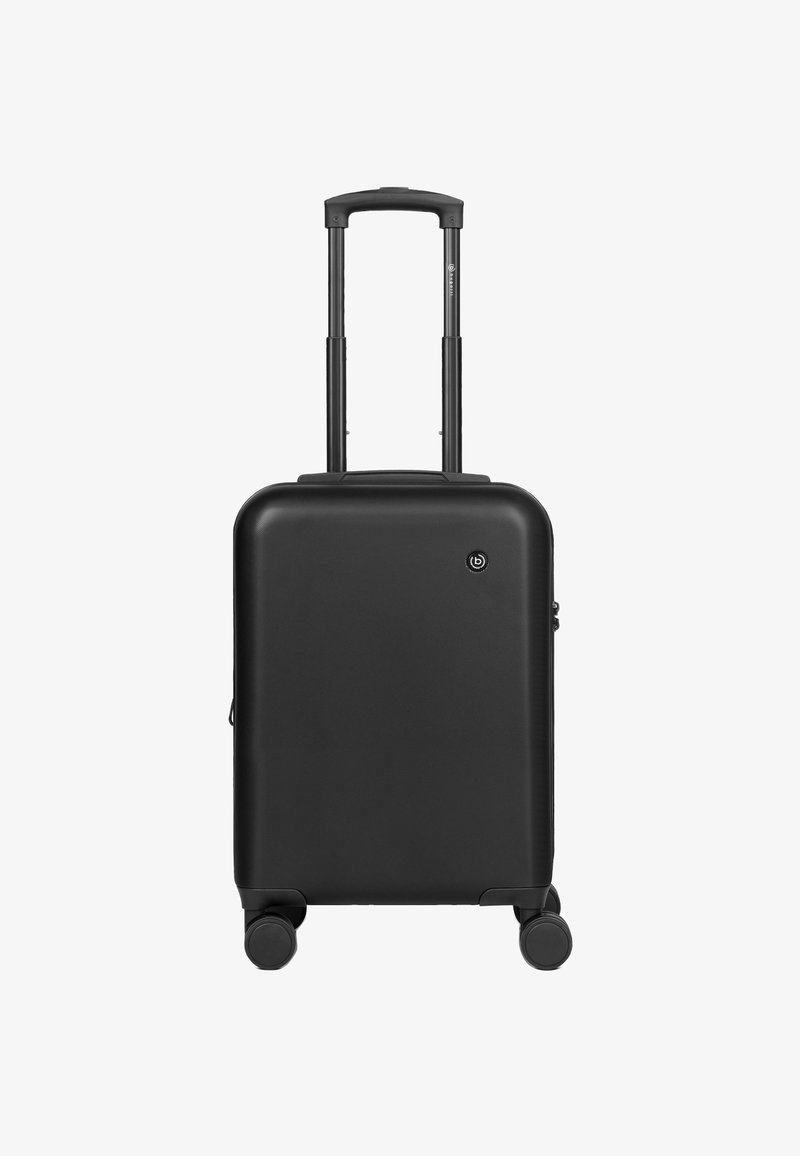 Maleta rígida negra con textura suave, asa retráctil y cuatro ruedas para facilitar el movimiento. Presenta un pequeño logo en la parte frontal.
