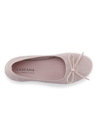 Bailarina de tela de color rosa claro con textura tejida, punta rounded y un pequeño lazo decorativo. Plantilla suave con el logo impreso en el interior.