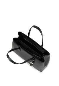 Μαύρη δερμάτινη τσάντα tote με δύο λαβές, ανοιχτό πάνω και εσωτερική θήκη με φερμουάρ, φωτογραφημένη από πάνω σε λευκό φόντο.