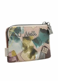 Cartera multicolor con un patrón abstracto geométrico, hecha de cuero texturizado, con un cierre de metal plateado y acentos de logo metálico.