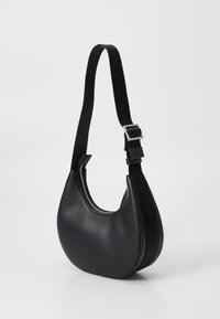 Borsa a spalla in pelle nera con forma curva, chiusura con zip e una tracolla regolabile con un design in rilievo del logo in contrasto.