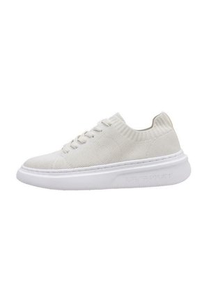Zapatillas de punto blancas con un cuello de tobillo acanalado, punta redonda y suela gruesa blanca. Presenta un sutil logo en el lateral. Sin patrones prominentes.