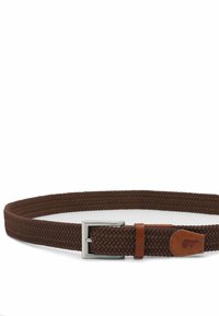 Vlechtbruin stoffen riem met een zilveren metalen gesp, voorzien van een bruine leren lus en accent. De textuur is geweven, wat flexibiliteit biedt.