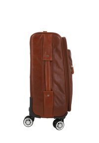Pruun nahast kohver tekstureeritud pinnaga, mustade aktsentidega, kahe pöörleva ratta ja tõmbluku sulgemisega. Omab külgtaskut aksessuaaride jaoks.