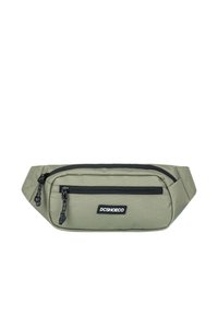 Bolso de cintura verde olivo hecho de tela duradera, con un compartimento con cremallera negra, parche con el logo y una correa ajustable para un uso seguro.