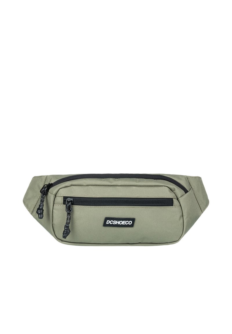 Bolso de cintura verde olivo hecho de tela duradera, con un compartimento con cremallera negra, parche con el logo y una correa ajustable para un uso seguro.
