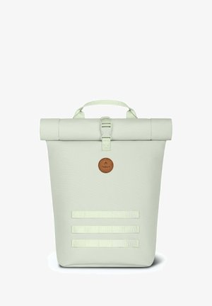 Sac à dos à rabat vert clair avec une finition texturée, doté d'un patch en cuir et de trois bandes horizontales à l'avant.