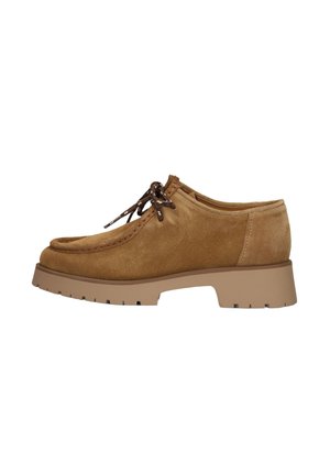 Bruine suède veterd schoen met dikke beige zool en ronde neus, gezien van opzij tegen een witte achtergrond.