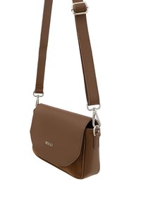 Borsa a tracolla in pelle marrone con patta frontale, dettagli in metallo argentato e tracolla regolabile. Presenta una texture liscia e un discreto dettaglio del logo.