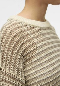 Gebreide trui met een gestreept patroon in crème- en beigetinten, met opengewerkte textuur en een geribde ronde hals.