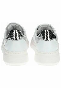 Hvide lædersneakers med en tekstureret sølvfarvet reptilmønsterdetalje på hælen. Tyk hvid sål med branding på bagsiden.