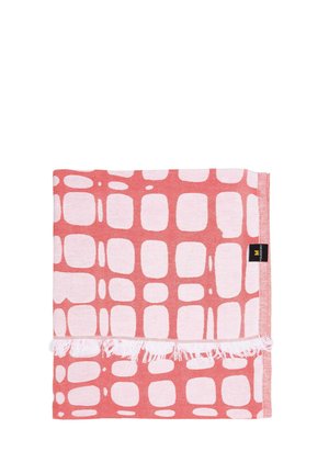 Gefalteter pinker und korallfarbener Schal mit unregelmäßigem Quadratmuster und weißen Fransen an einem Rand, zeigt ein kleines schwarzes Markenschild.