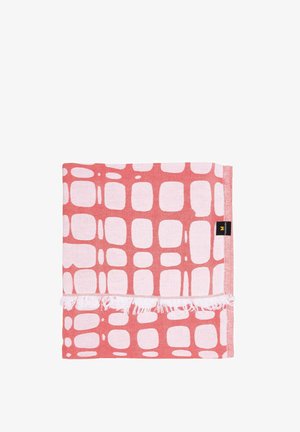 Gefalteter pinker und korallfarbener Schal mit unregelmäßigem Quadratmuster und weißen Fransen an einem Rand, zeigt ein kleines schwarzes Markenschild.