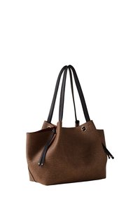 Borsa tote marrone con trama, manici neri, chiusura con zip, due nappine e un dettaglio circolare decorativo sulla parte anteriore.