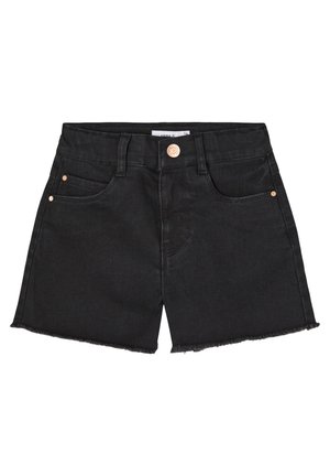 Pantalones cortos de mezclilla negra con dobladillos deshilachados, cierre frontal con botones, trabillas para cinturón y diseño de cinco bolsillos.