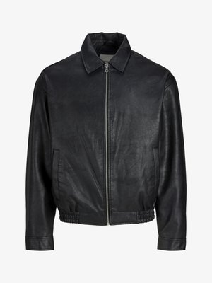 Zwarte jas van nepleer met ritssluiting aan de voorkant, puntige kraag, zijzakken en elastische taillebanddetails.