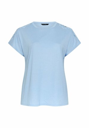 Haut bleu clair à manches courtes avec encolure ronde et détails en dentelle ajourée sur les épaules.