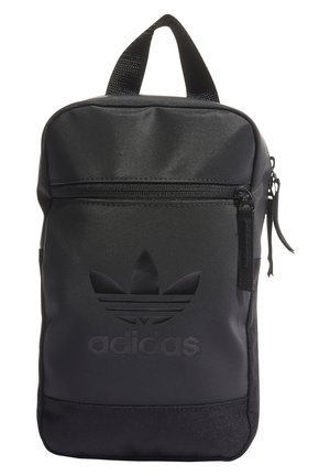 Kleine zwarte Adidas schoudertas met bovenhandvat, voorvak met rits en geëmboste Adidas trefoil-logo op de voorkant.