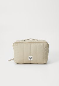 Beige kviltet rektangulær veske med glidelås, topphåndtak og logo-lapp. Myk tekstur med horisontale sømdetaljer.
