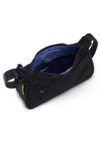 Fekete szövet táska cipzáras felső résszel, kék belsővel, ismétlődő sárga mintával, elülső zsebbel és állítható pánttal.