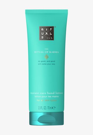 Tubo turquesa de loción de manos Ritual of Karma para cuidado instantáneo para todo tipo de piel, 2,3 fl oz, con logo de la marca y texto motivacional.