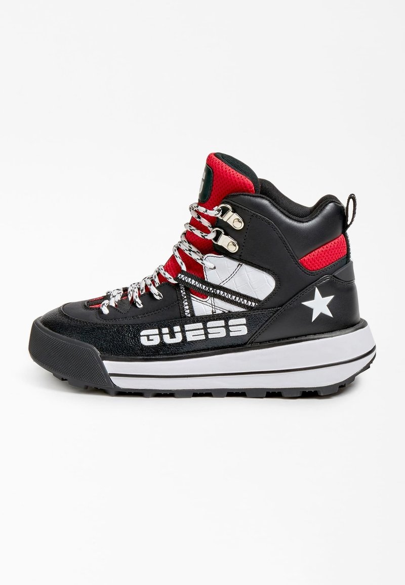 Mustat korkeat tennarit, joissa on punaiset yksityiskohdat, valkoinen tähti-logo, metalliset nauhalenkit ja valkoinen välikanava. Ominaisuuksiin kuuluu kiillotetut materiaalit ja kuvioidut nauhat.