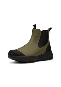 Bottes de cheville en caoutchouc vert avec des accents noirs, côtés élastiques et semelle à grip texturé. Comprend une languette pour un enfilage facile.