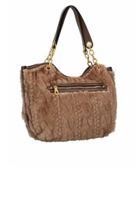 Bolso de piel sintética color marrón claro con una superficie texturizada, que presenta un bolsillo con cremallera dorada y asas de cuero marrón. Acentos de hardware dorado.