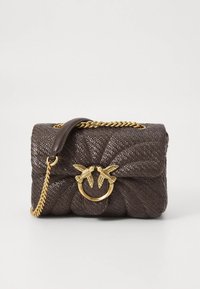 Bolsa castanha trançada com acabamento texturizado, apresenta fecho com motivo de pássaro em tom dourado e alça de ombro em corrente. Forma compacta retangular.