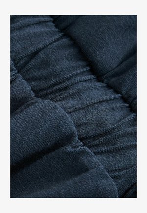 Tumši zils audums ar teksturētu austu rakstu, kurā ir horizontālas krokas un maigi savilkumi. Mīksta un nedaudz pūkaina virsma.