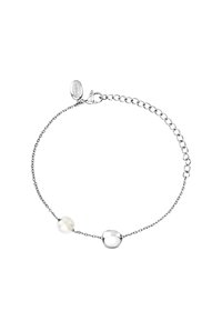 Pulsera de cadena de plata con dos cuentas: una translúcida y redonda, y la otra pulida y ligeramente irregular en forma. Incluye cierre y charm con logo.