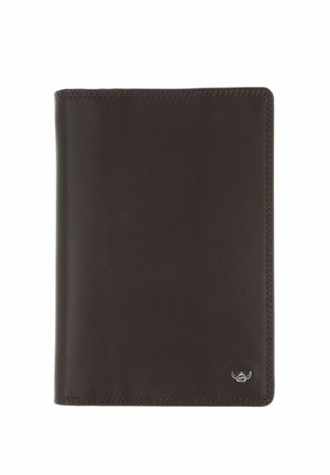 Porte-passeport en cuir marron foncé avec couture visible et petit logo argenté en bas à droite sur fond blanc.