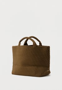 Καφέ υφαντή τσάντα ώμου με δύο κοντά χερούλια, ορθογώνιο σχήμα, υφή στην επιφάνεια και αδιάκοπο σχέδιο. Κατάλληλη για καθημερινή χρήση.