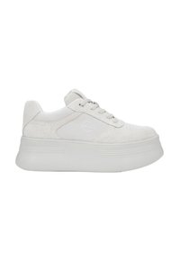Białe sneakersy na platformie wykonane z zamszu, z zaokrąglonym noskiem, sznurowanym przodem i minimalnymi akcentami, z teksturowanymi detalami na cholewce.