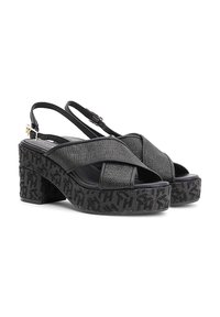 Sandali platform neri con design a strisce incrociate, tessuto testurizzato e tacco nero solido con base decorata. Stile slingback con dettaglio fibbia.