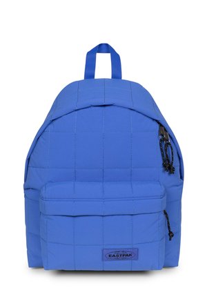 Sac à dos matelassé bleu avec poche avant zippée, tirettes de fermeture noires, poignée supérieure et étiquette de marque Eastpak sur la poche avant.