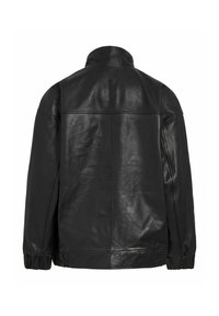 Veste en cuir noir avec un col haut, des poignets élastiqués et une texture lisse, présentant un design minimaliste et des lignes épurées.