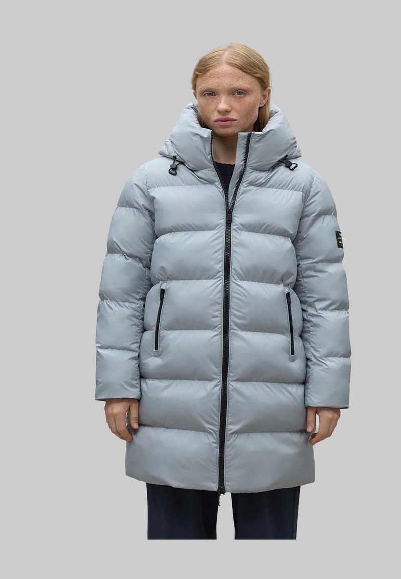 Hellgraue Pufferjacke mit hohem Kragen, Frontreißverschluss und zwei Seitentaschen. Verfügt über ein gestepptes Design und elastische Kordeln an der Kapuze.