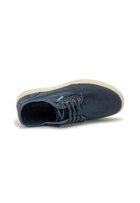 Modra tkaninska superga z okroglo konico, kontrastno bež podplatom, kovinskimi luknjicami, teksturirano zgornje in temnimi vezalkami. Nastavljiva zapiralna vezava.