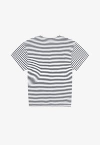 T-shirt blanc à manches courtes avec des fines rayures horizontales noires, présenté à plat avec le dos vers le haut sur un fond blanc.