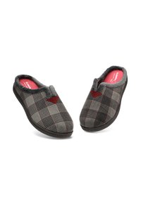 Zapatillas de casa de cuadro en gris y negro con acentos rojos, forro suave, plantilla acolchada y diseño tipo slip-on.