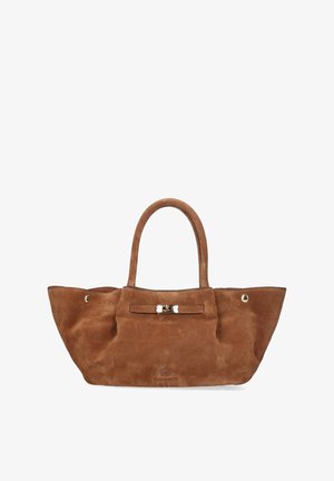 Bolso tote de ante marrón con dos asas y cuerpo rectangular. Cuenta con un bolsillo frontal con un cierre metálico y detalles en tono dorado.