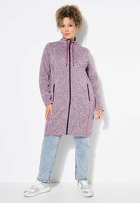 Letvægt zip-up jakke i meleret pink stof med sorte accenter. Har en høj krave, sidelommer og en afslappet pasform.