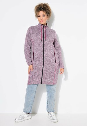 Veste zippée légère en tissu rose chiné avec des accents noirs. Elle possède un col haut, des poches latérales et une coupe décontractée.