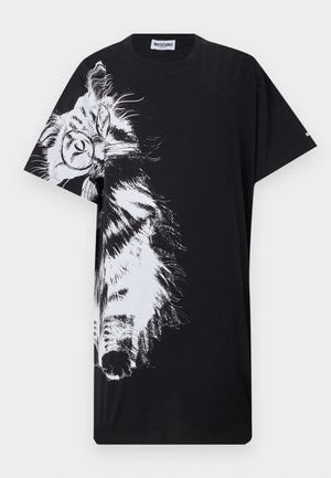 Zwart T-shirt met een grote witte schets van een kat met een bril die de helft van de voorkant en één mouw bedekt, Moschino-label bij de kraag.