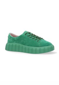 Grüne Wildledersneaker mit einer dicken, gerillten grünen Gummisohle, runden Schnürsenkeln und einer abgerundeten Zehenpartie. Insgesamt glatte Oberfläche.