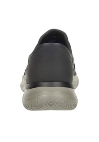 Scarpa da ginnastica nera con superiore in tessuto testurizzato, suola ammortizzata e controcordino liscio. Presenta una punta arrotondata e un motivo di presa resistente.