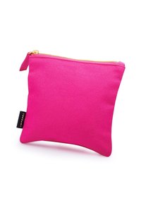 Šviesiai rožinė drobės pakuotė su auksiniu užtrauktuku, stačiakampio formos, tekstūruota paviršiumi ir maža logotipo etiketė šone.